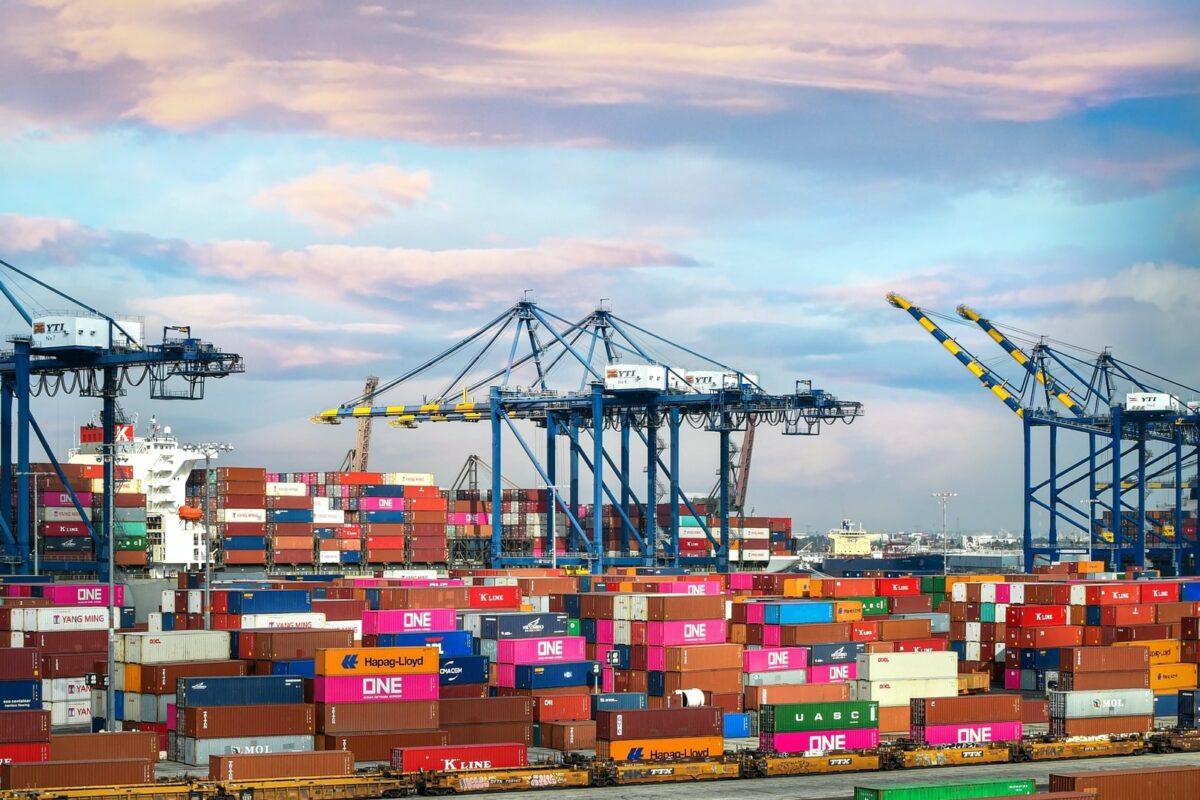 Photo par Barrett Ward red and blue cargo containers