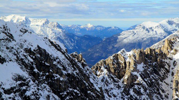 Terrible accident in the Alps: Two climbers were killed and nine others injured