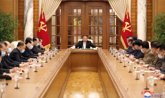 North Korea takes the pandemic seriously: Kim Jong Un puts on a mask