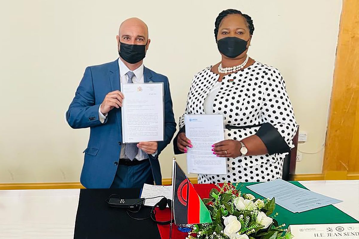 malawi3_1200x800px-jpg Mr. Marco Teixeira, Head of UNODC Office in Mozambique and H.E. Jean Sendeza, Minister of Homeland Security of Malawi, holding letters signifying a commitment to strengthen cooperation between UNODC and the Government of Malawi