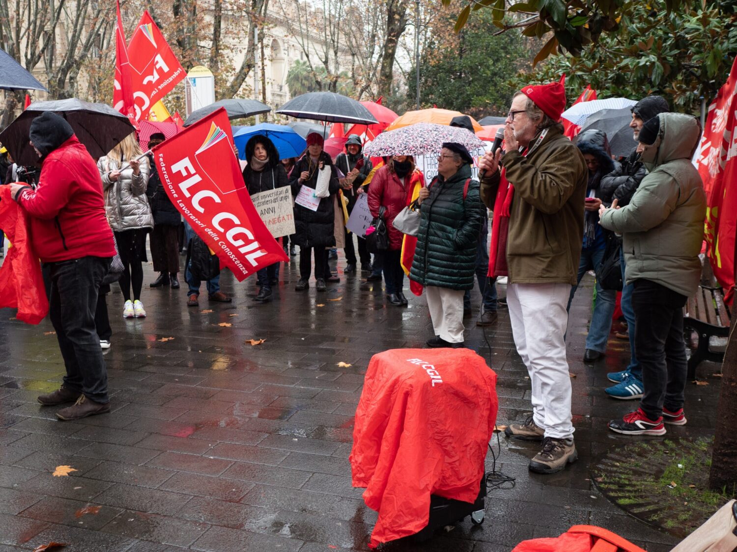 Lettori // John Gilbert (from FLC CGIL) addresses protesters outside Minister Bernini's offices.
