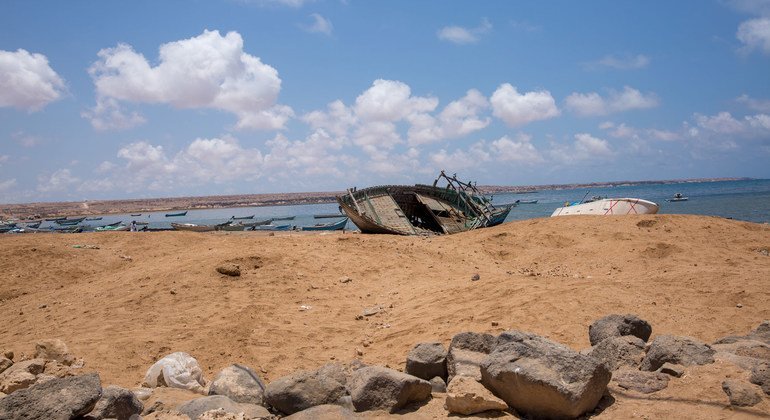 At least eight drown in Red Sea as smugglers force migrants overboard