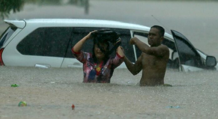 Deadly floods show need for faster, wider warnings, UN agency says