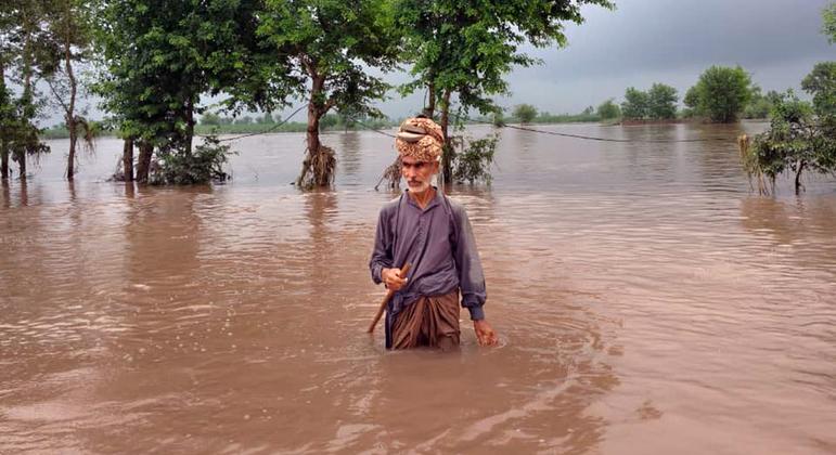 World News in Brief: Pakistan floods, countries lag on climate reporting, concern over attack on peacekeepers in south Lebanon, cuts hit human rights investigations
