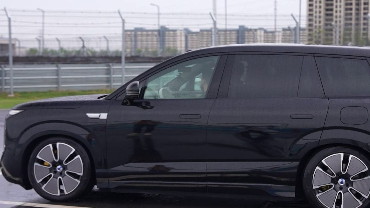 How is the Chinese electric car giant trying to conquer the European market?