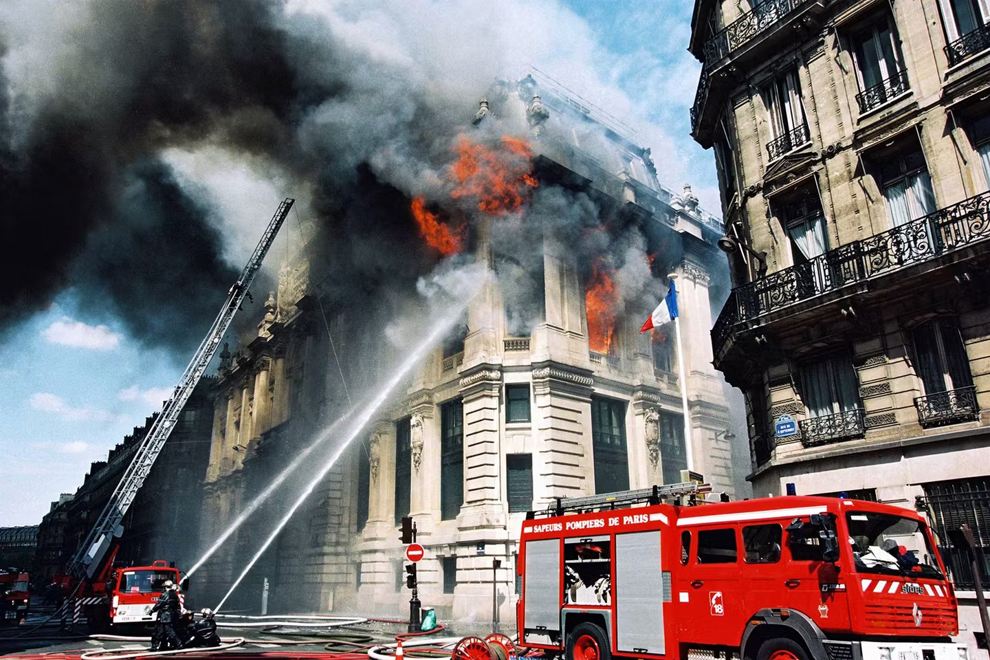 Thirty years ago, the headquarters of Crédit Lyonnais in Paris was ravaged by flames, a still unexplained disaster.