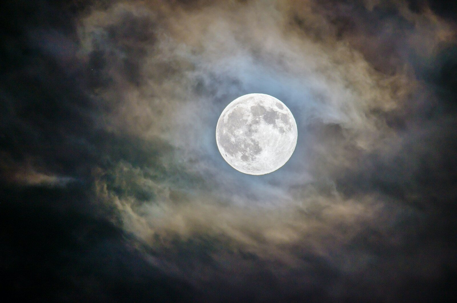 Soft and stretchy or rock solid? New modeling study sheds light on how the Earth got its moon