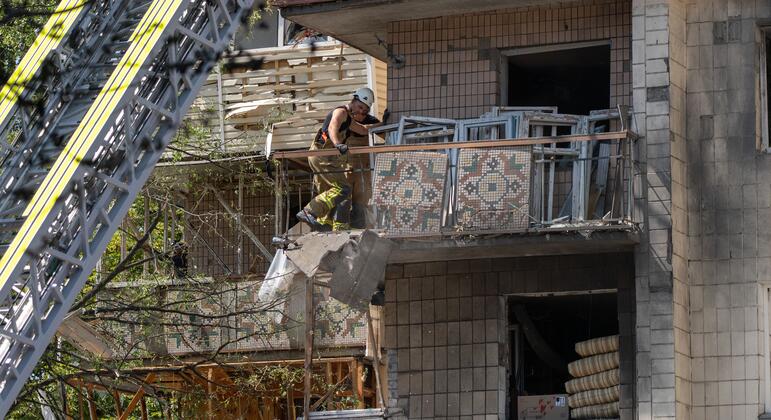 World News in Brief: Russian attacks continue in Ukraine, Gazans shelter in flood-prone areas, keeping sight of eye health